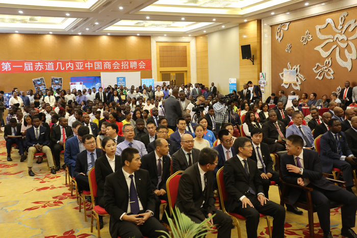 招聘会现场2.jpg