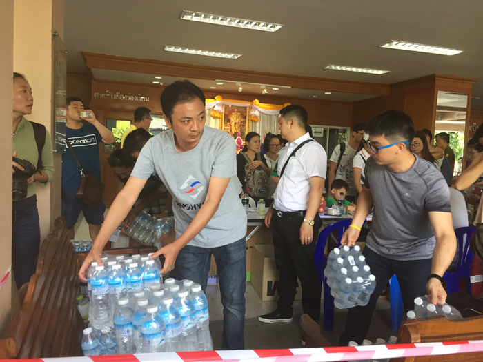 志愿者小组在行动，第一时间运送水和食品等物资到现场.JPG