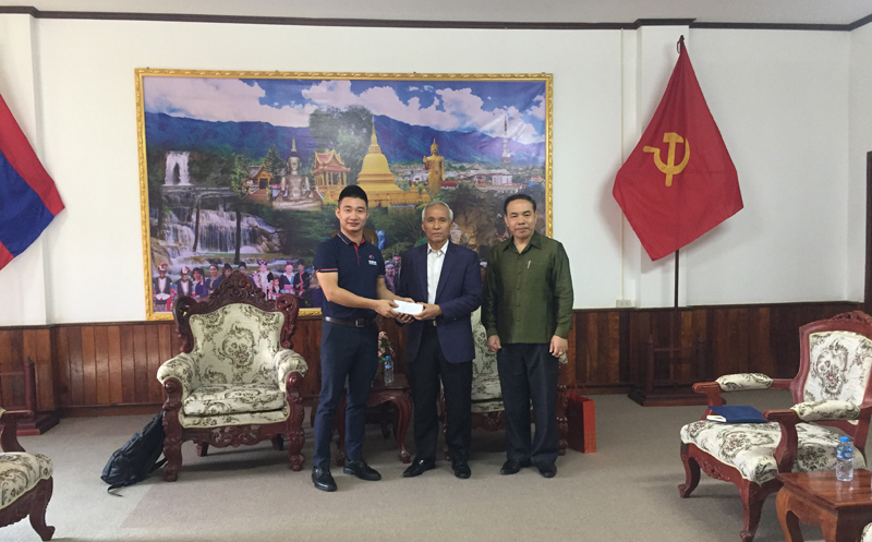 图1 918博天堂向乌多姆赛省长递交救灾善款.jpg