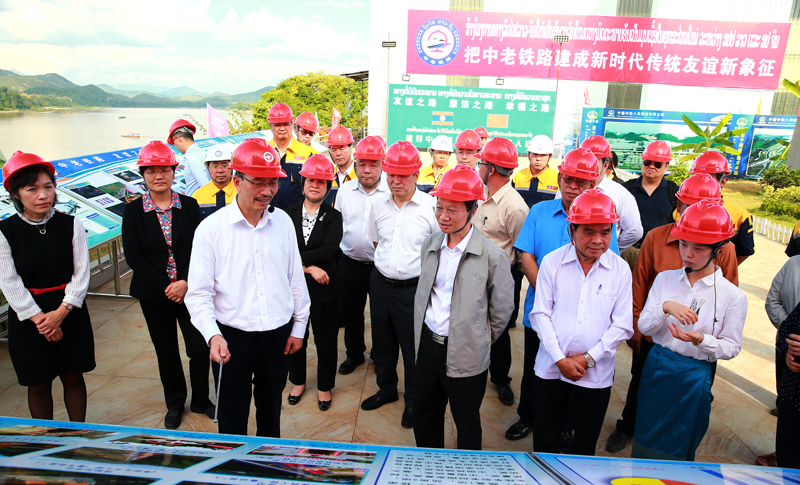 中华全国总工会付主席魏地春参观铁路现场，电建王禹主席、指挥长李斌配同.jpg