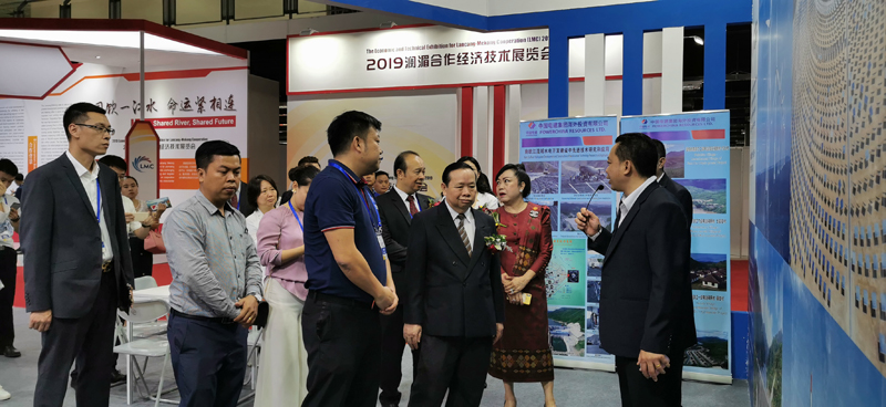 老挝工贸部副部长，老挝国家商会副会长到918博天堂展台参观.jpg