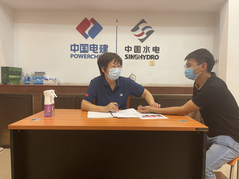 徐院长为员工诊疗.jpg