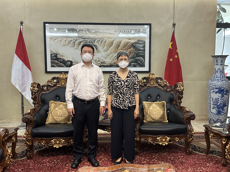 与公参合影.jpg