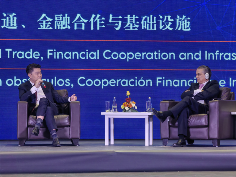 白纳发表演讲.jpg