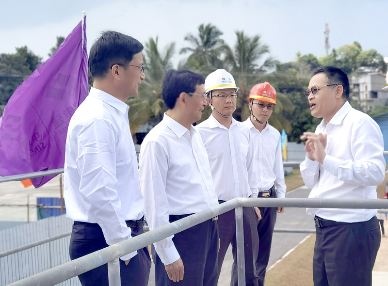 图三视察康提项目现场.jpg