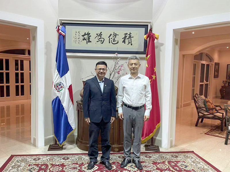 季晓勇与大使.jpg