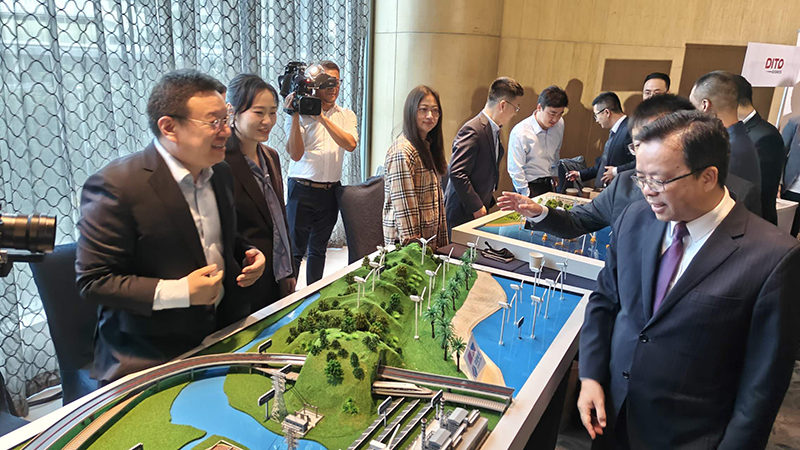 黄溪连大使参观918博天堂展台2.jpg