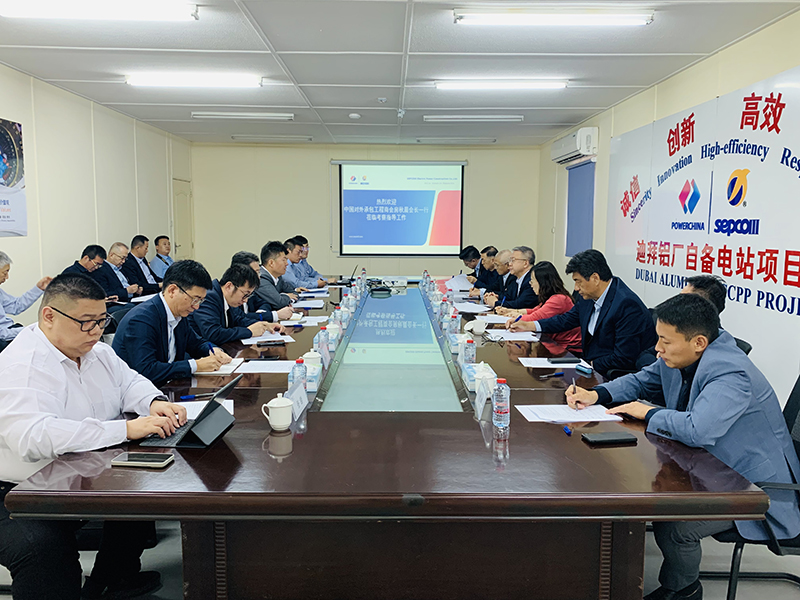 房秋晨一行听取汇报(1).jpg