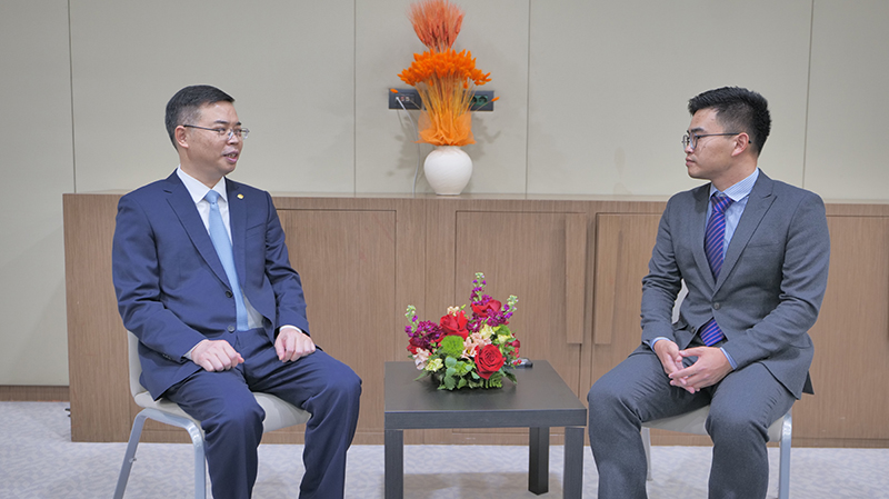 接受新华社采访.JPG