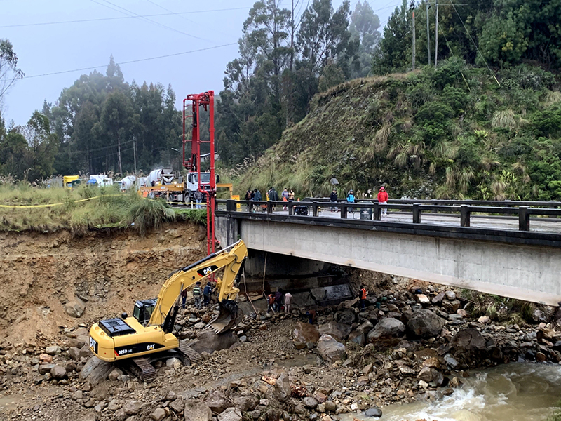 艾尔西亚公路项目部紧急抢险，修复因山洪冲毁的桥台.jpg